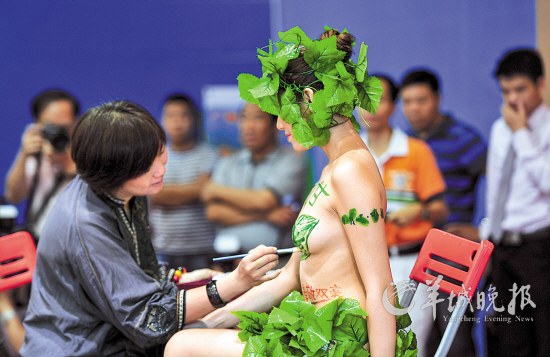 展会要靠裸？广州茶业博览会茶模彩绘引争议