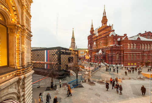 莫斯科红场建9米高LV箱包展馆引争议