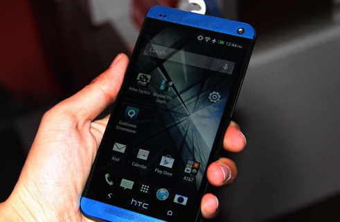 蓝色版HTC One公开展示