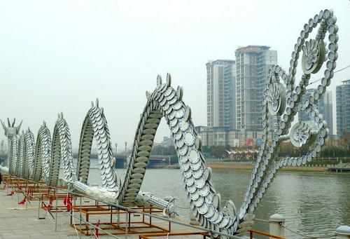 南京万件瓷器做成百米“瓷龙”